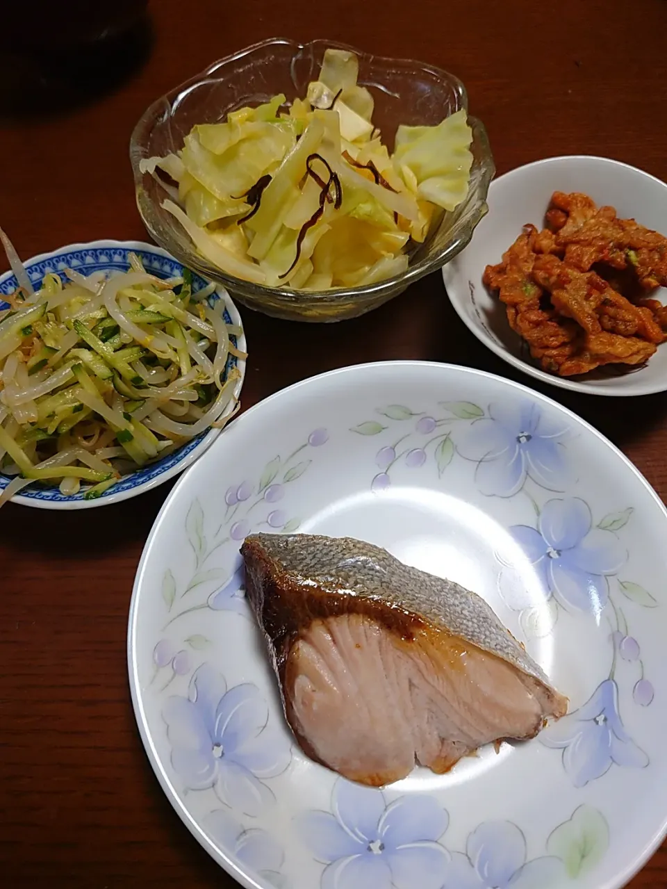 ぶりの塩焼きの
もやしの中華和え
キャベツの塩昆布あえ|ぱやさん