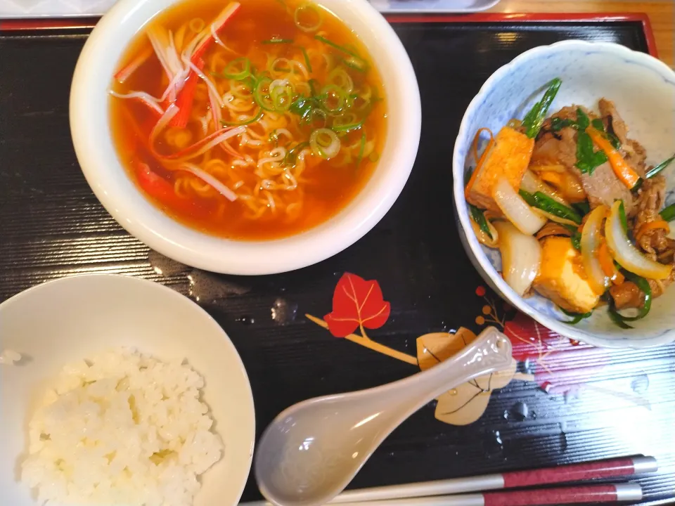 🧄安定のエバラ焼き肉のタレで肉炒め💪
半玉ラーメン|さゆさん