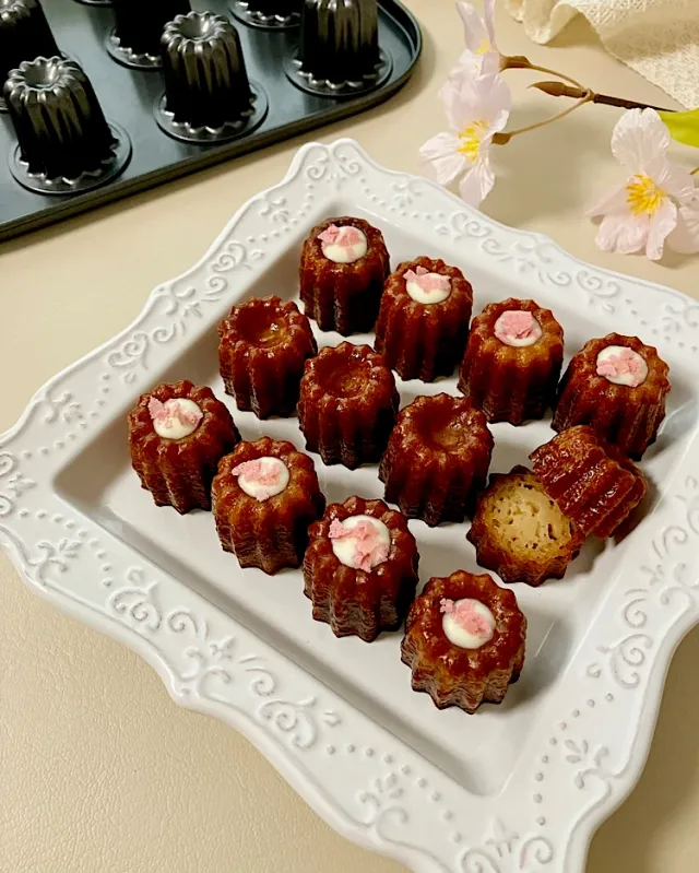 Snapdishの料理・レシピ写真:米粉の桜カヌレ｜ホワイトデーはいちご＆桜スイーツで決まり！