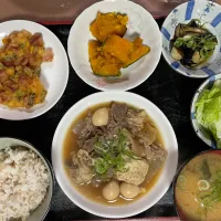 Snapdishの料理写真:牛すじ肉豆腐　とうもろこしのかき揚げ　茄子のおひたし　かぼちゃの煮物　サラダ　味噌汁　他|チャコぴーさん