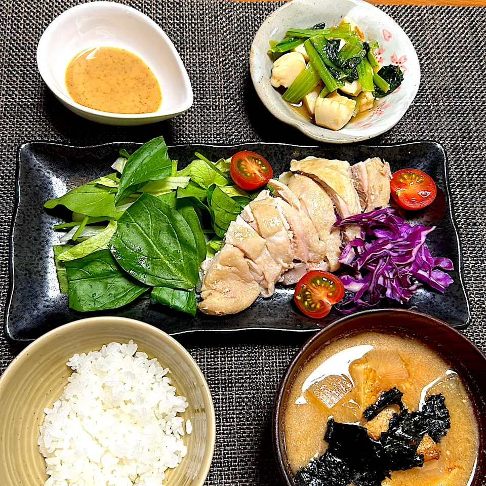 圧力鍋でホロホロに煮た鶏もも肉を乗せたおかずサラダ(サラダほうれん草、レタス、ミニトマト、紫キャベツ)胡麻ドレッシング|柚子きりかさん