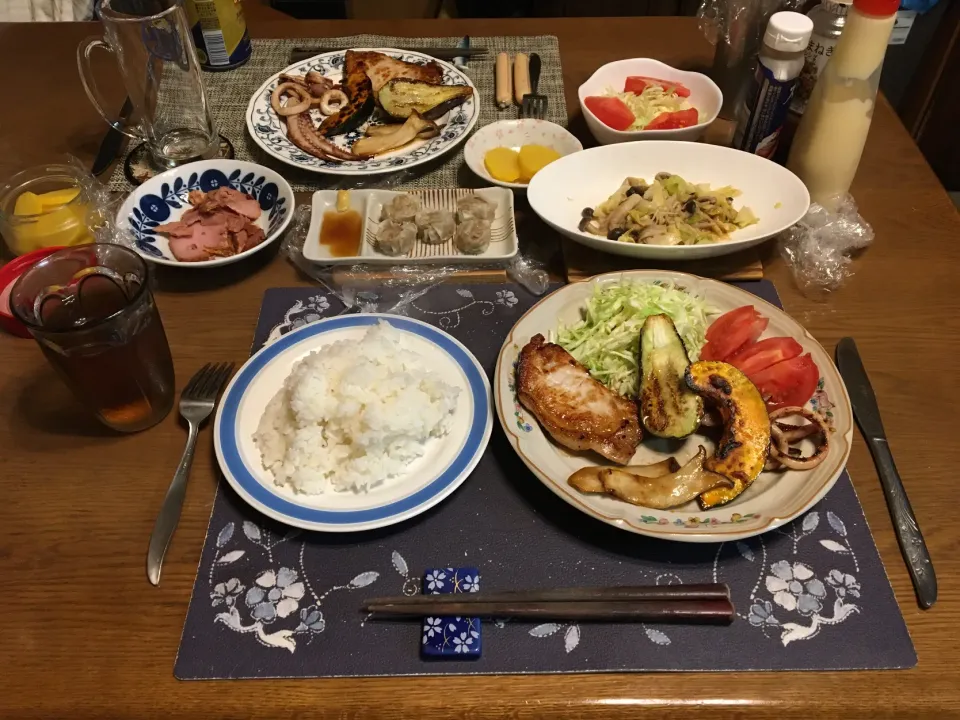 ご飯、ポークソテー、野菜ソテー、釜茹でイカの醤油炒め、トマト、千切りキャベツ、焼売、野菜炒め、沢庵、烏龍茶(夕飯)|enarinさん