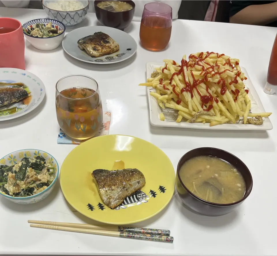 晩御飯☆フライドポテト☆ほうれん草の卵炒め（しめじ・卵）☆焼き鯖☆みそ汁（白菜・えのき・厚揚げ・蒟蒻）|Saharaさん