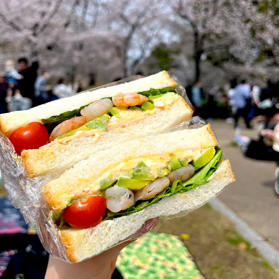 エビアボカド卵ハムの具沢山サンドイッチ🥪|reiさん