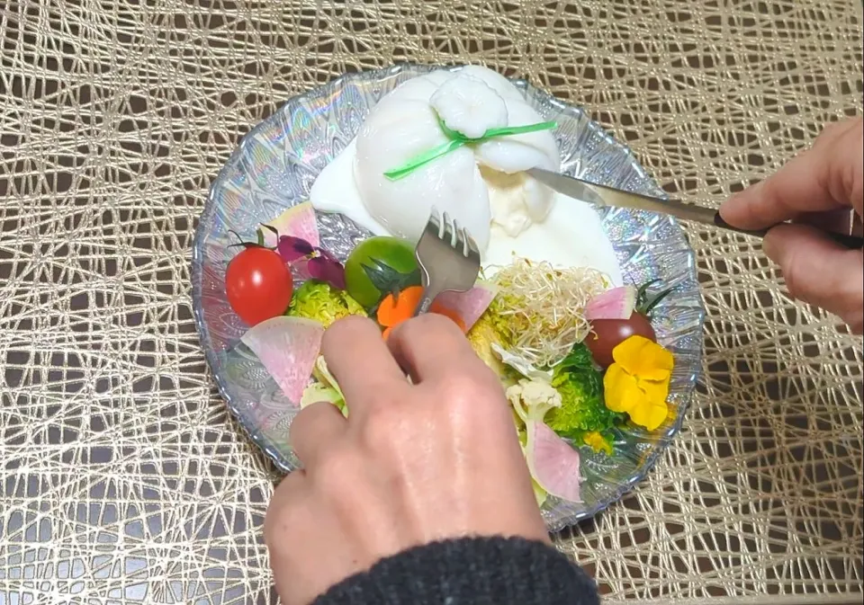 Snapdishの料理写真:ブッラータチーズ🥗サラダ|foodanalystＭＩＫＩさん