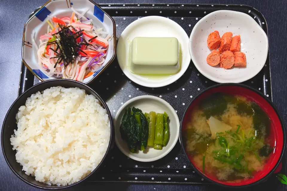 今日の朝ごはん（ごはんは石川県珠洲市産コシヒカリ、焼めんたい、わさび豆腐、和風サラダ、菊芋のみそ汁、野沢菜漬）|Mars＠釜飯作り研究中さん