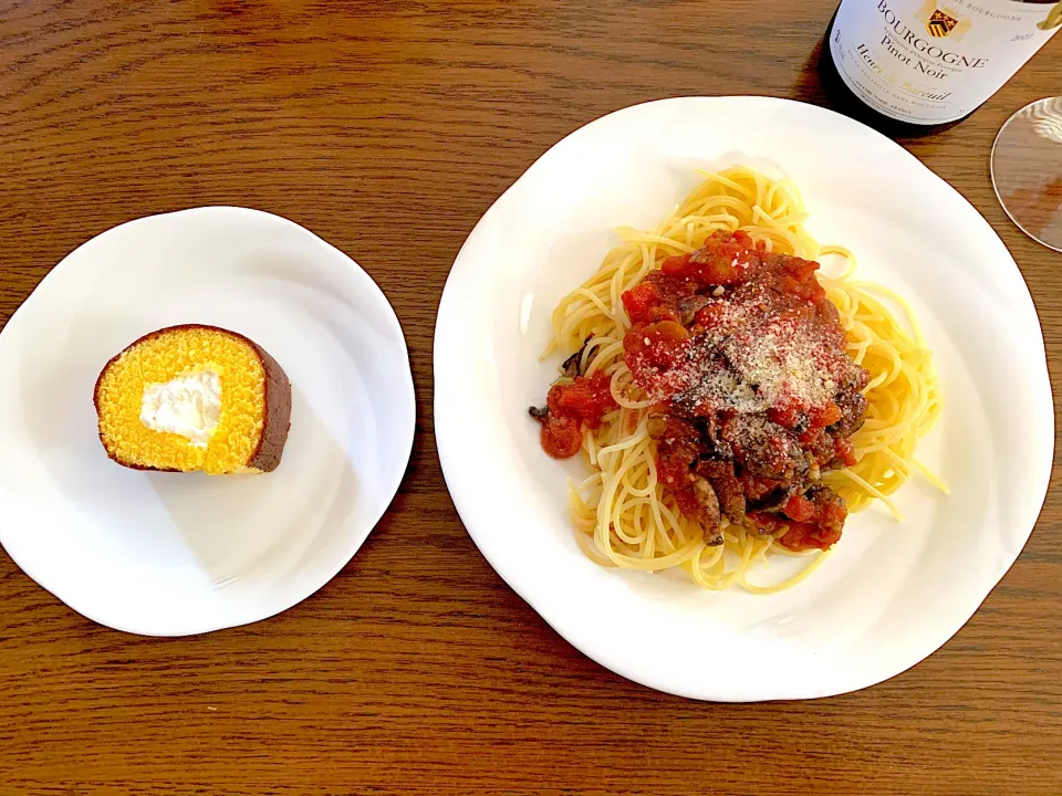 オリーブ🫒とマッシュルーム🍄のパスタ🍝ロールケーキ🧁今日の昼食🍷20240406|rococoさん