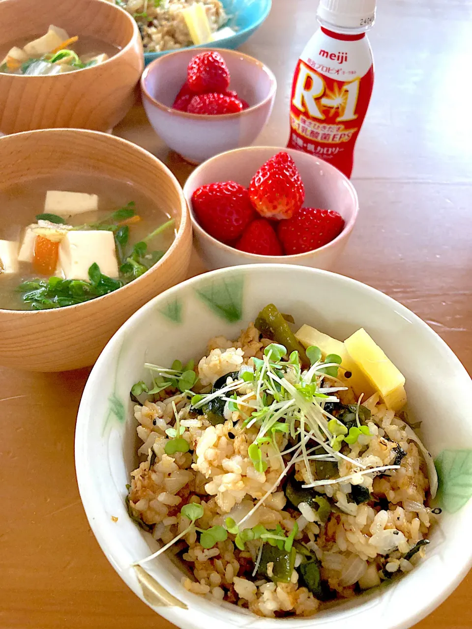 ワカメ炒飯♡お豆腐の熟甘お味噌汁♡苺♡R-1|さくたえさん