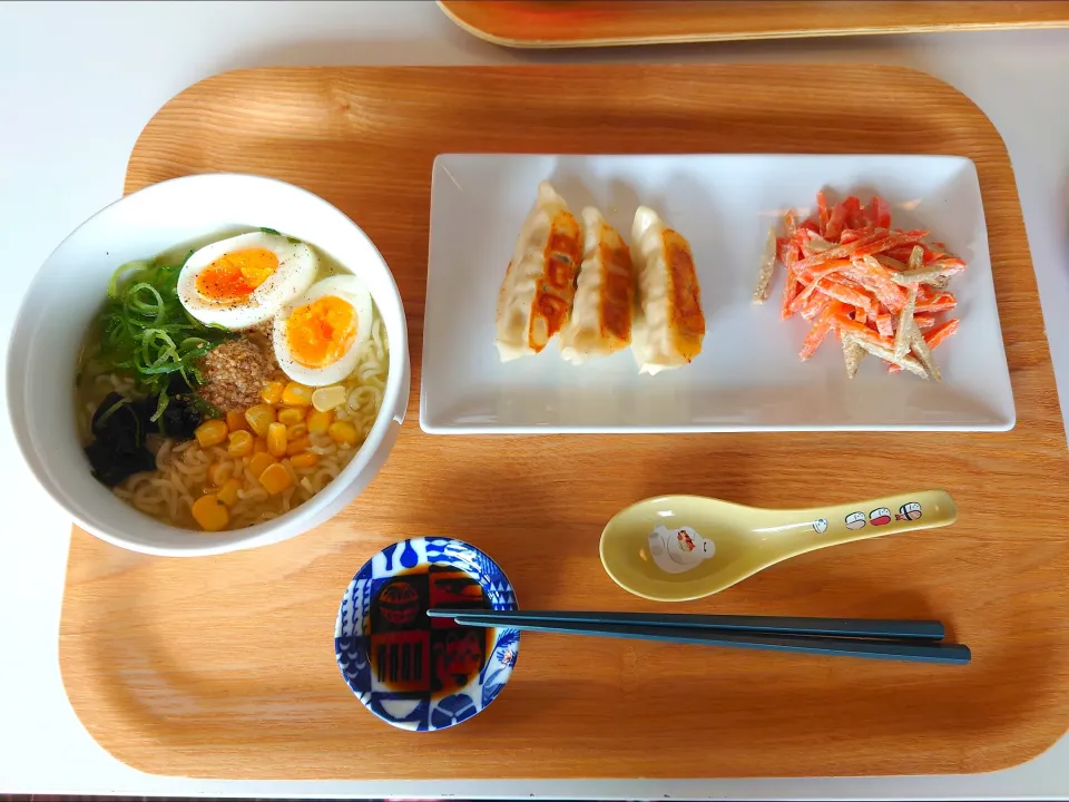 今日の昼食　サッポロ一番塩ラーメン、餃子、ごぼうサラダ|pinknari🐰🌈さん