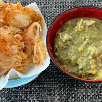 【本日のお昼】グリーンカレーうどんと新玉ねぎと桜えびのかきあげ|まひるさん