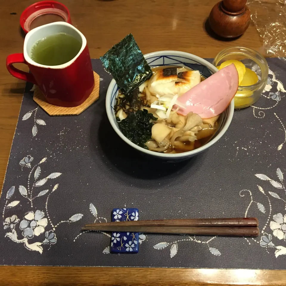 きのこうどん、沢庵、熱い日本茶(昼飯)|enarinさん