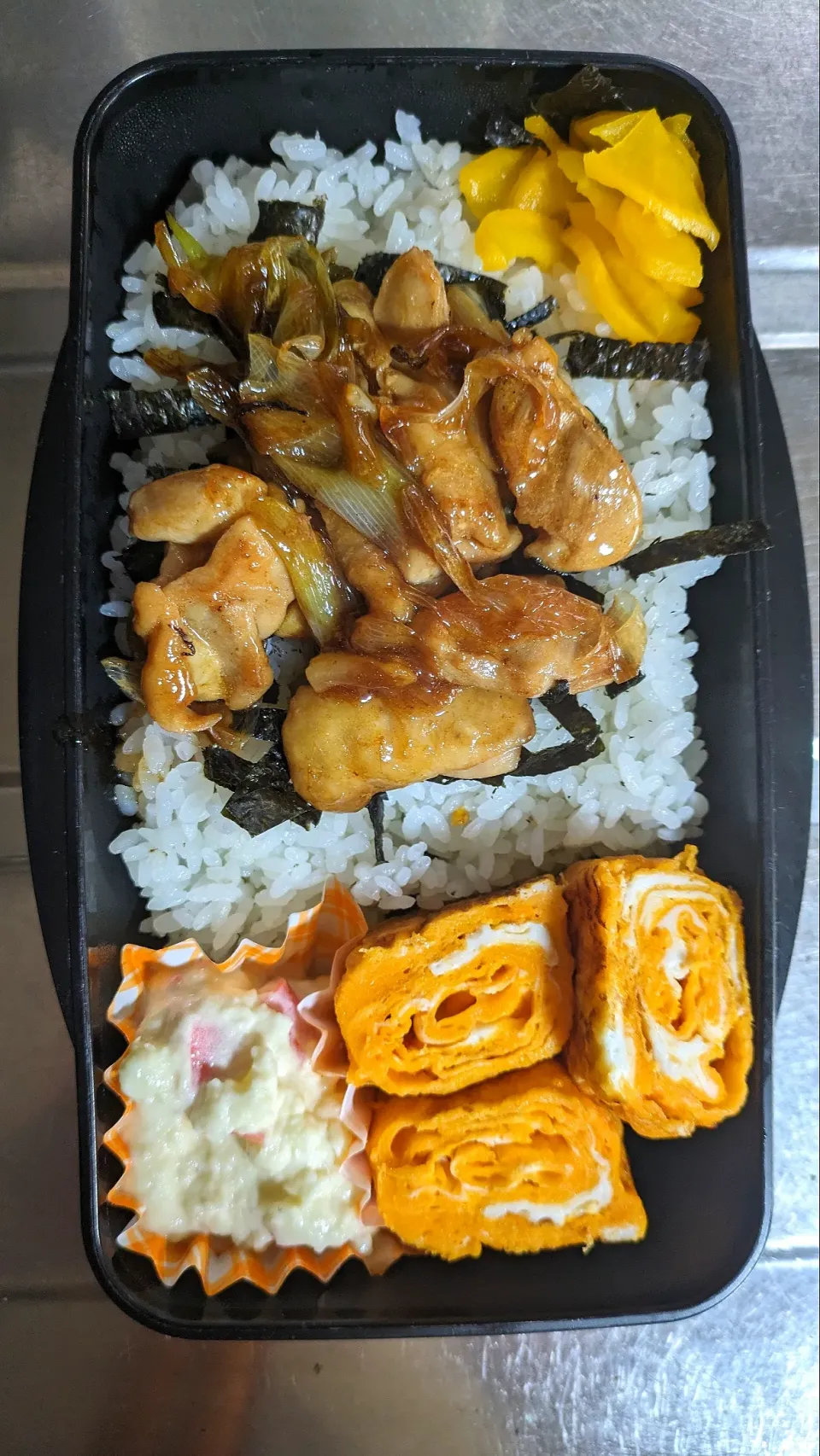 Snapdishの料理写真:旦那弁当　2024/4/7

焼き鳥丼
玉子焼き
ポテトサラダ|ユキヨメ♪さん