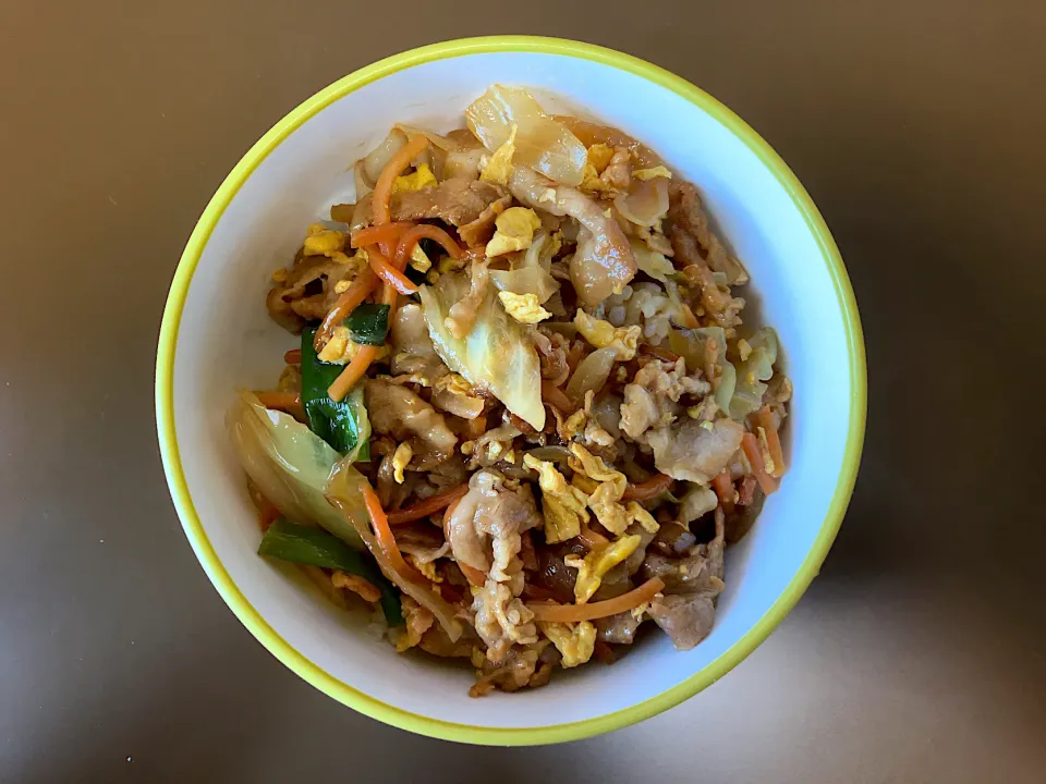 豚肉バラ玉子ネギ炒め丼|ばーさんさん