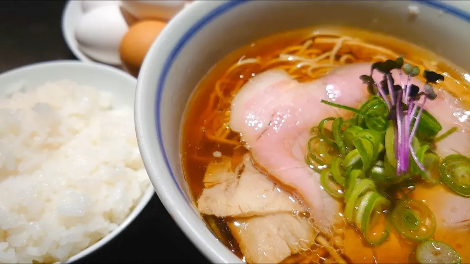 【卓上の高級海苔/生卵 食べ放題】 
駄目な隣人 新宿店 
REGULAR 醤油ラーメン 
（並盛、細麺を選択、900円） 
＋土鍋で炊いたご飯 
（大盛、並盛と同料金、150円） 
＋生卵（食べ放題、無料） 
＋日本橋 山本海苔店の 焼き海苔 
（食べ放題、無料） 
＋にんべんの鰹節粉（卓上、無料） 
＠西武新宿1分
24086 (91,500)
|大脇さん