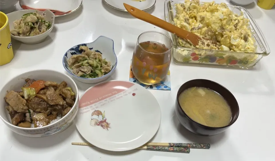 Snapdishの料理写真:晩御飯☆新じゃがの明太マヨポテトサラダ☆酢の物（鶏皮・胡瓜）☆豚丼☆みそ汁（白菜・揚げ・ブロッコリー・しめじ）|Saharaさん