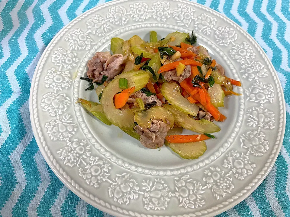 セロリと豚肉の柚子胡椒とポン酢の炒め物|えいぽんさん