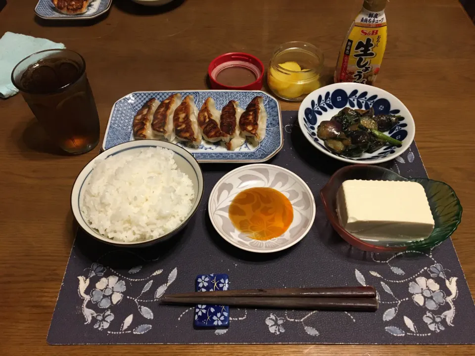 ご飯、焼き餃子、なす味噌炒め、納豆、冷奴、沢庵、いなり寿司、六条麦茶(夕飯)|enarinさん