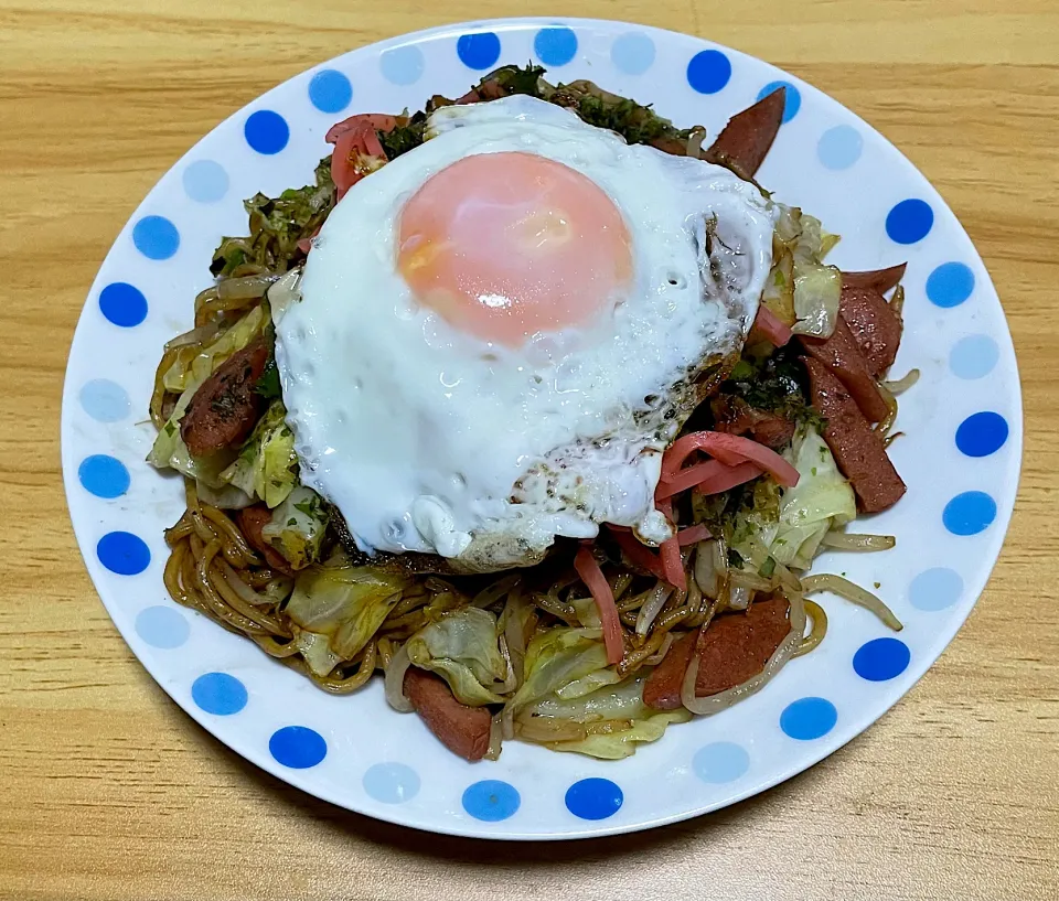 焼きそばに目玉焼きトッピング|料理好きなじいさまさん