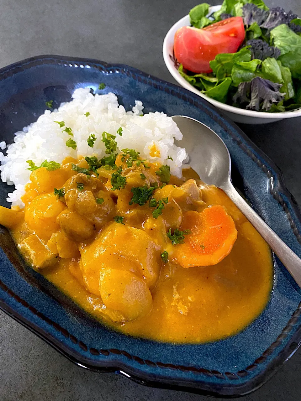 バターチキンカレーとケールのサラダ|ちぐあささん