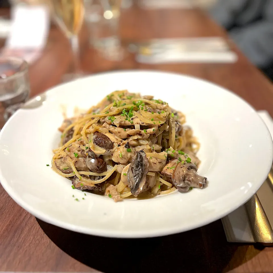 Spaghetti with mixed mushrooms in black truffle cream sauce|skyblueさん