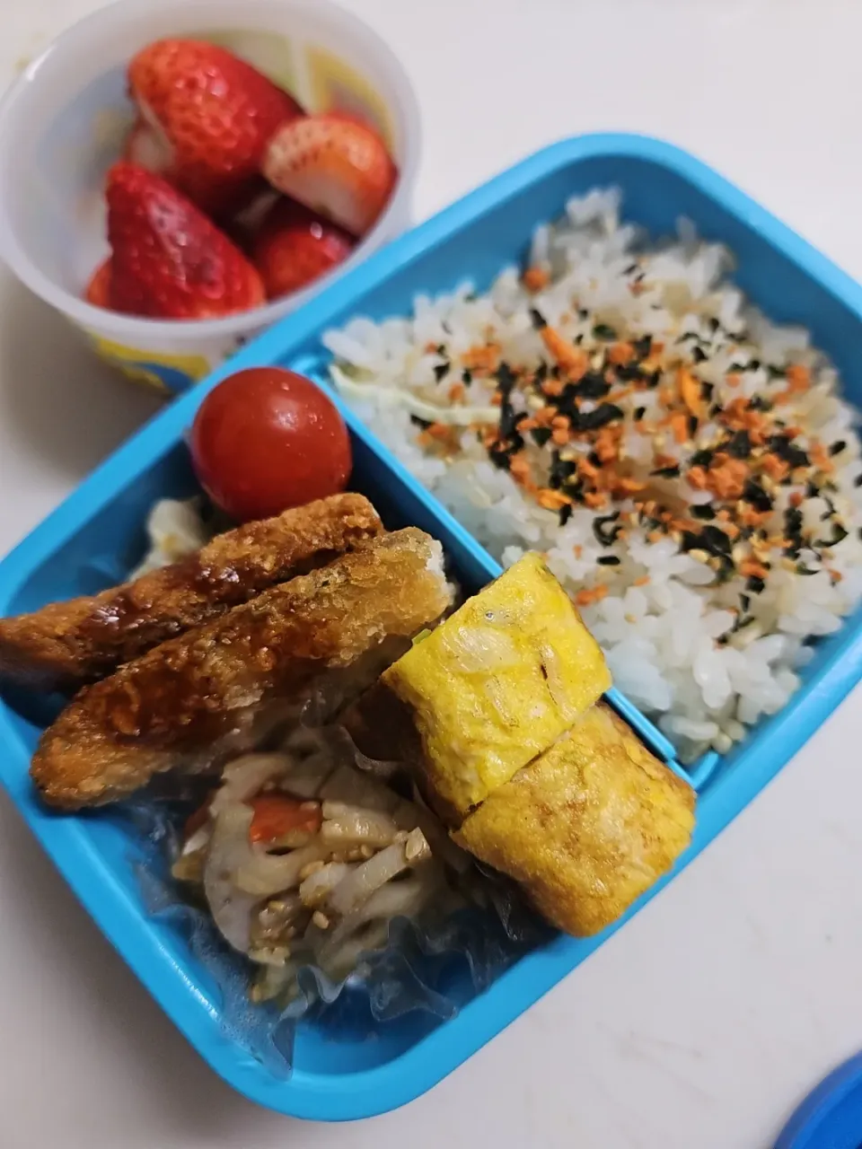 Snapdishの料理写真:☆小４弁当☆玄米入り鮭若芽ごはん、カマスフライ、キャベツ、ミニトマト、蓮金平、シラス葱卵焼き、いちご|ｼｮｺﾗさん