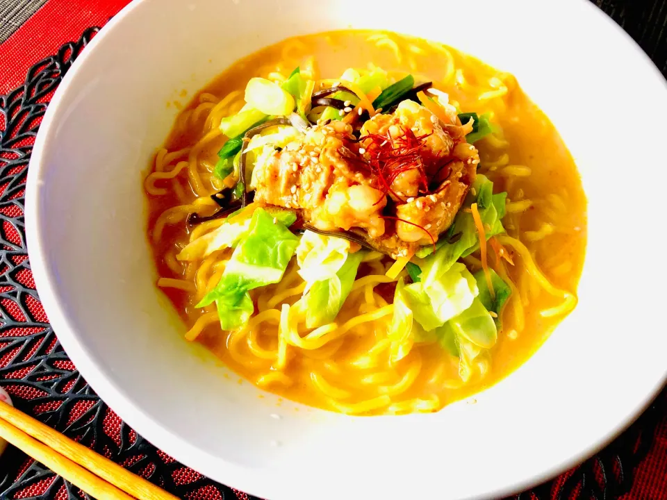 春キャベツと牛もつピリ辛豚骨ラーメン|ゆきえもんさん