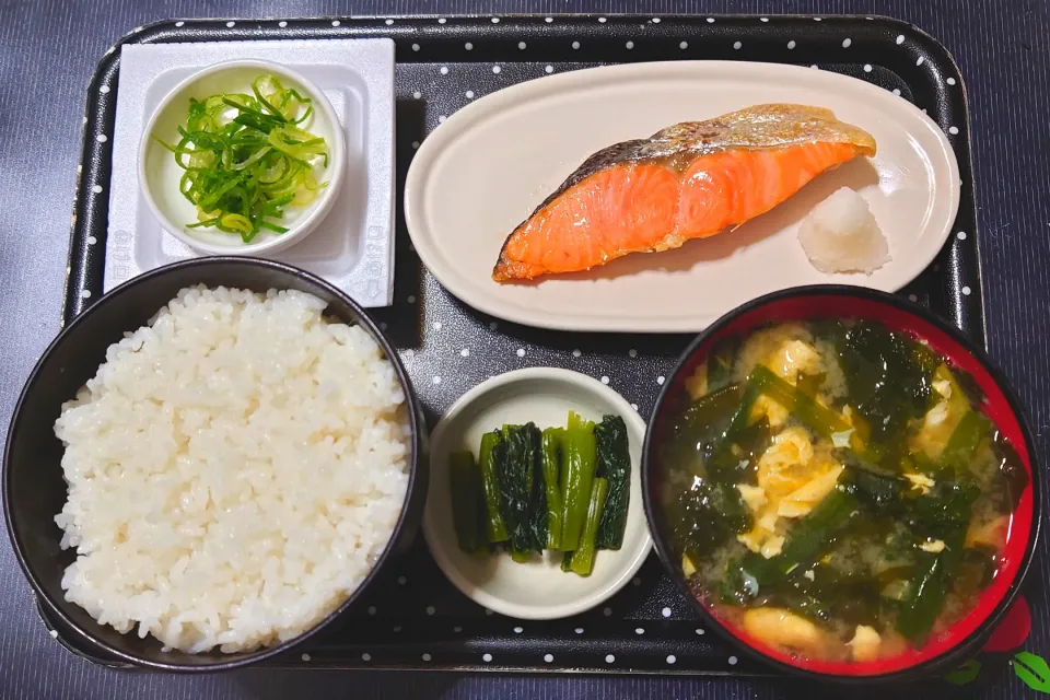 今日の朝ごはん（ごはんは青森県産青天の霹靂、焼鮭、納豆、ニラ玉のみそ汁、野沢菜漬）|Mars＠釜飯作り研究中さん