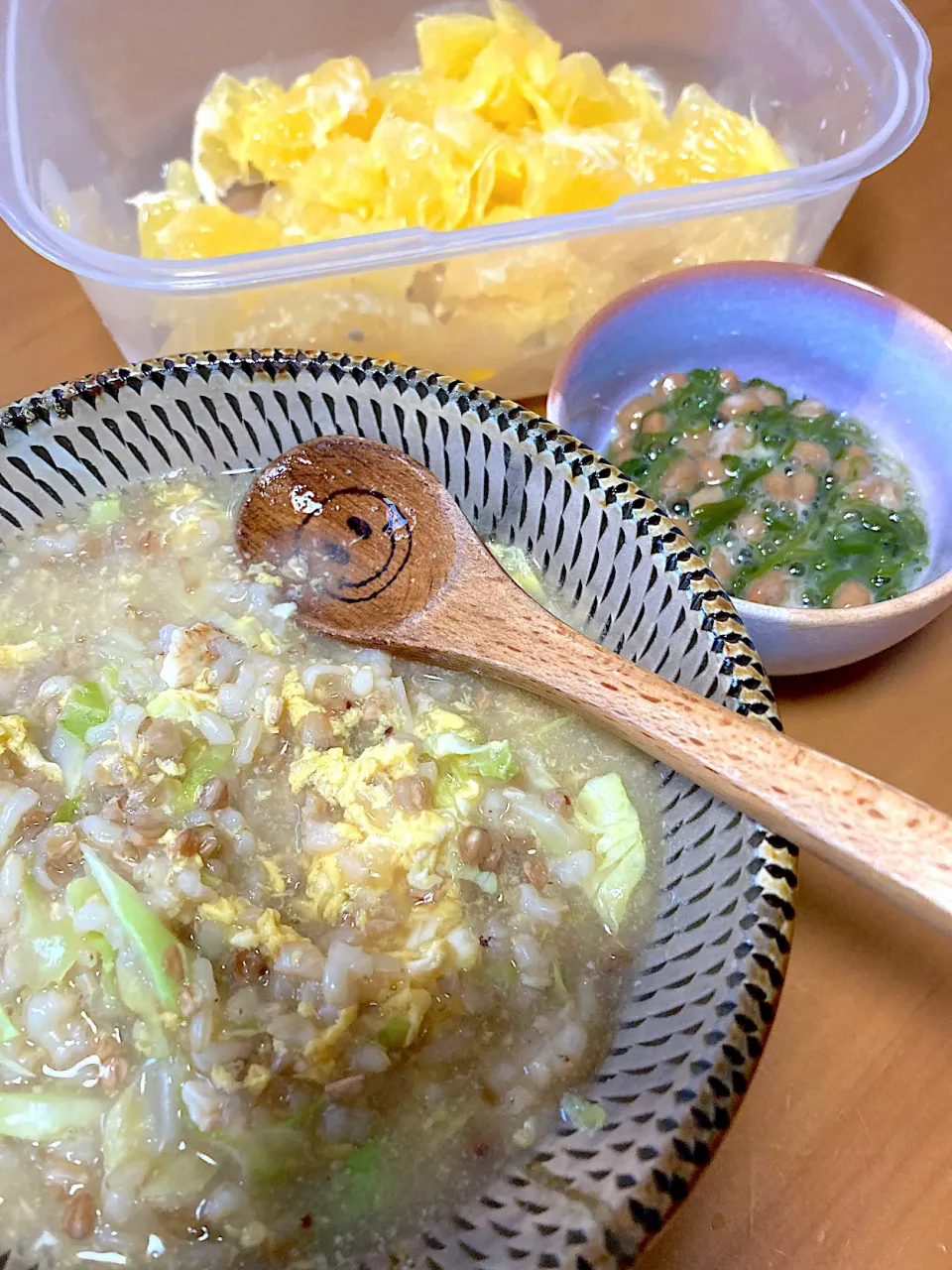 昨日のお鍋の残りに甘酒と粒みそ、蕎麦茶がら、発芽玄米ご飯を入れて溶き卵でとじた雑炊🥣エラグ酸納豆メカブ(メカブが新物で色も鮮やかで歯応えもUP)、甘夏|さくたえさん