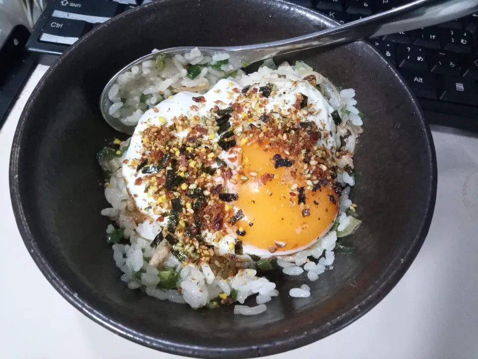 目玉焼き乗せインチキチャーハン|darkbaronさん