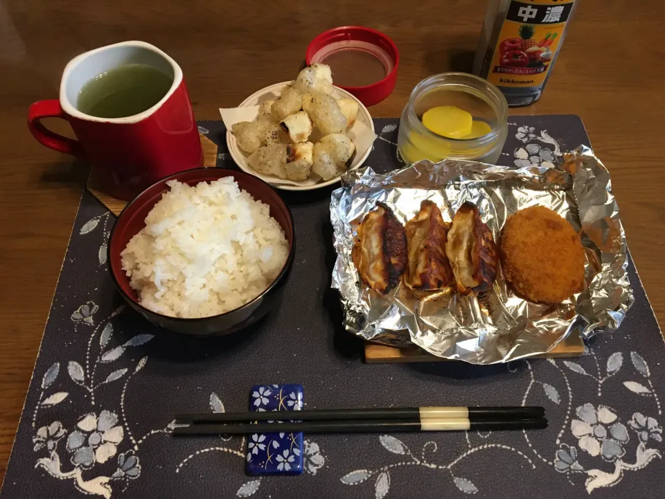 Snapdishの料理写真:ご飯、オーブントースターで温めた焼き餃子とコロッケ、揚げ餅、沢庵、熱い日本茶(朝ご飯)|enarinさん