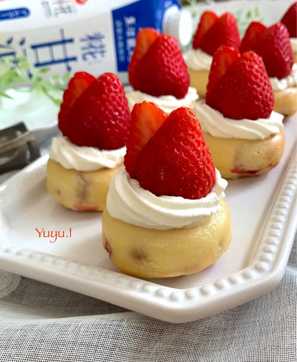 ミニ焼きドーナッツで甘酒シロップのいちごサバラン🍓|ゆーこどんさん