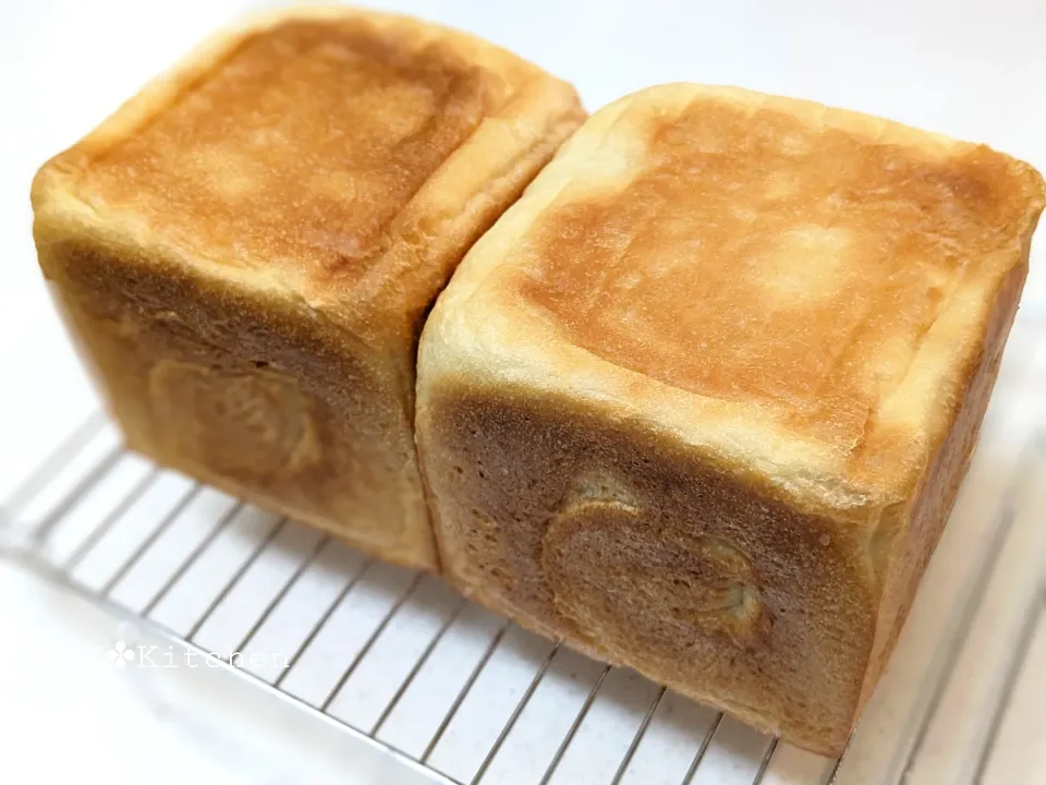 食パン２斤焼きました

母の誕生日に食パンのプレゼントᰔᩚ

ミルクとバターが沢山入って絶品で
リッチーなお味になりました

母にも喜んでもらえました〜⸜(꒪'꒳'꒪)⸝ᰔᩚ|yuriさん