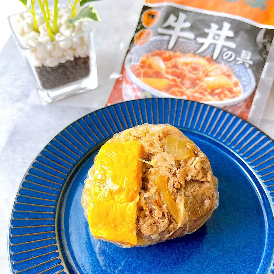 Snapdishの料理写真:牛丼たまごおにぎり|hapipupepoさん