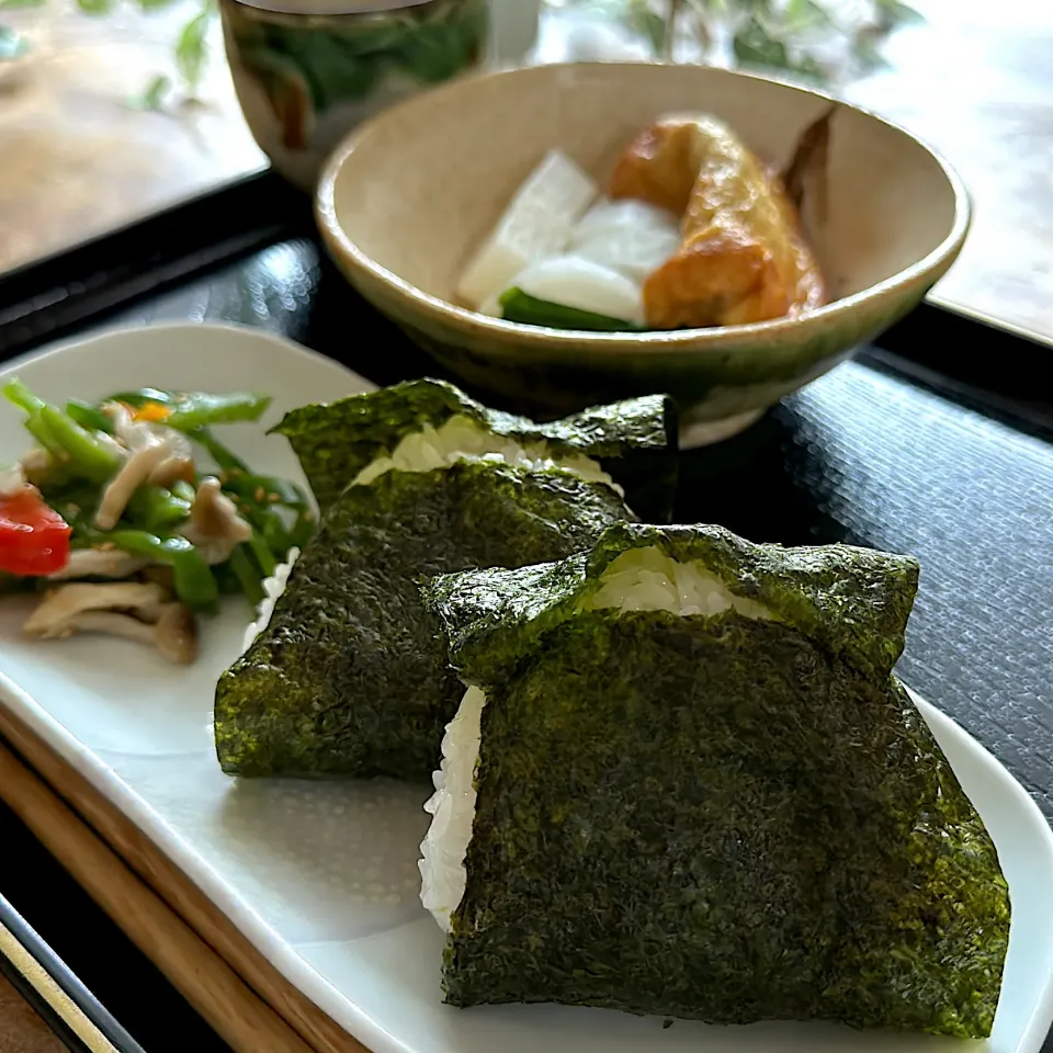 いつもながら海苔の巻き方が変な梅のおむすび|くまちゃんさん