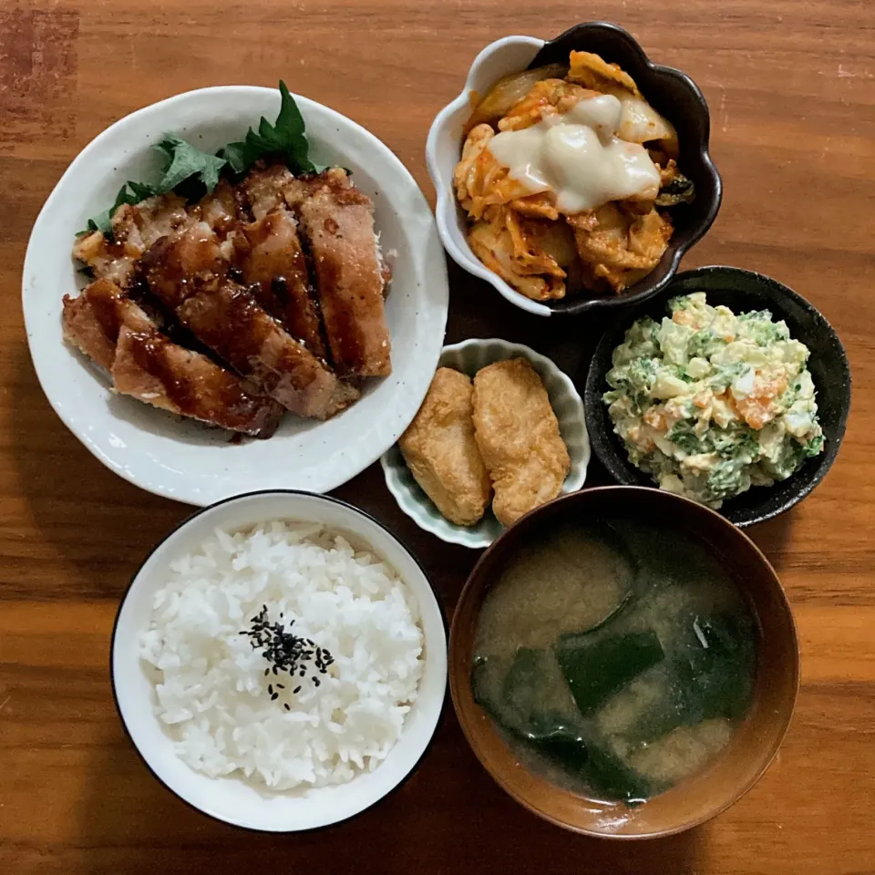 主食　白ご飯
主菜　豚ロースステーキ📝
副菜　ブロッコリーとゆで卵のサラダ🅿️
副菜　豚キムチ🅿️
汁物　味噌汁
小鉢　マクドナゲット余り|...さん