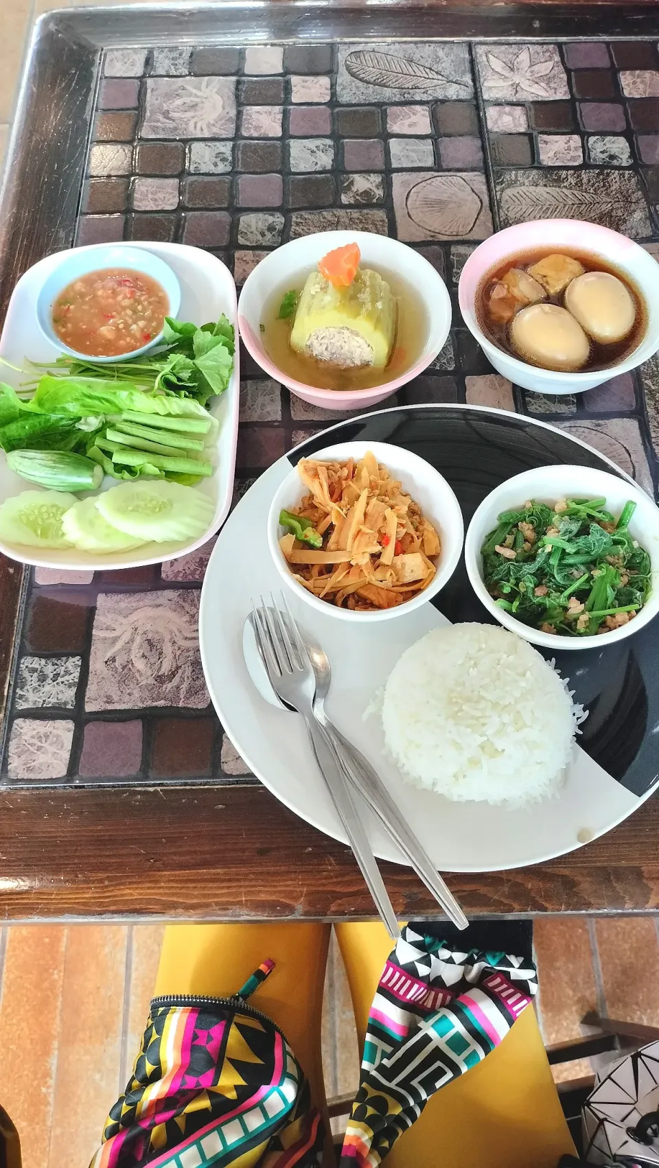 Thai dish for lunch, just 3$ including a bottle of water. So full 😁😋👍🇹🇭🍽|Boomerangさん