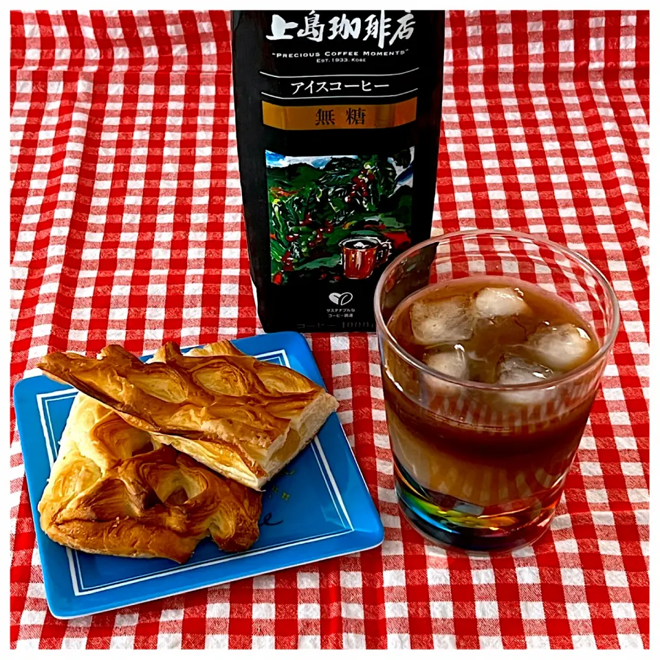 Snapdishの料理写真:アイスコーヒーとアップルパイ|サクラピンクさん