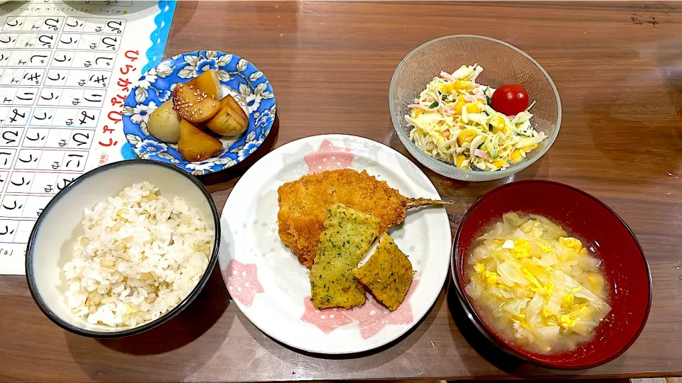 アジフライ　イカの磯辺揚げ　キャベツと卵の味噌汁　コールスローサラダ　新じゃがの煮っ転がし|おさむん17さん