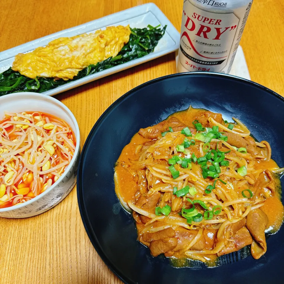 Snapdishの料理写真:味付けホルモン
大豆もやし
ニラ玉

ニラ玉は 植野食堂 観て、ニラと卵 別々に炒めました！|naoさん