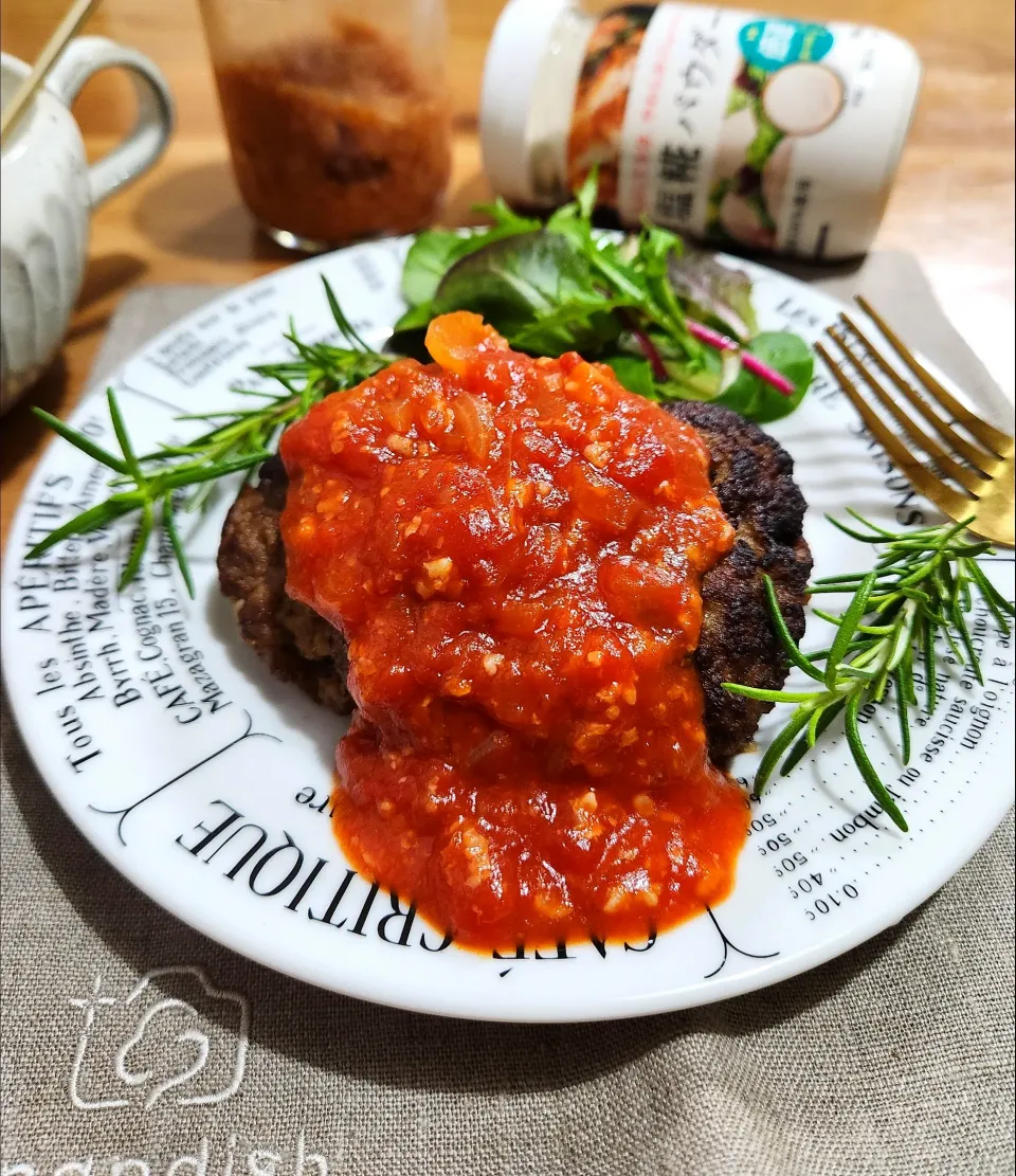 塩糀パウダーでフワフワハンバーグと
トマト麹で作ったトマトソース🍅|ナオミさん