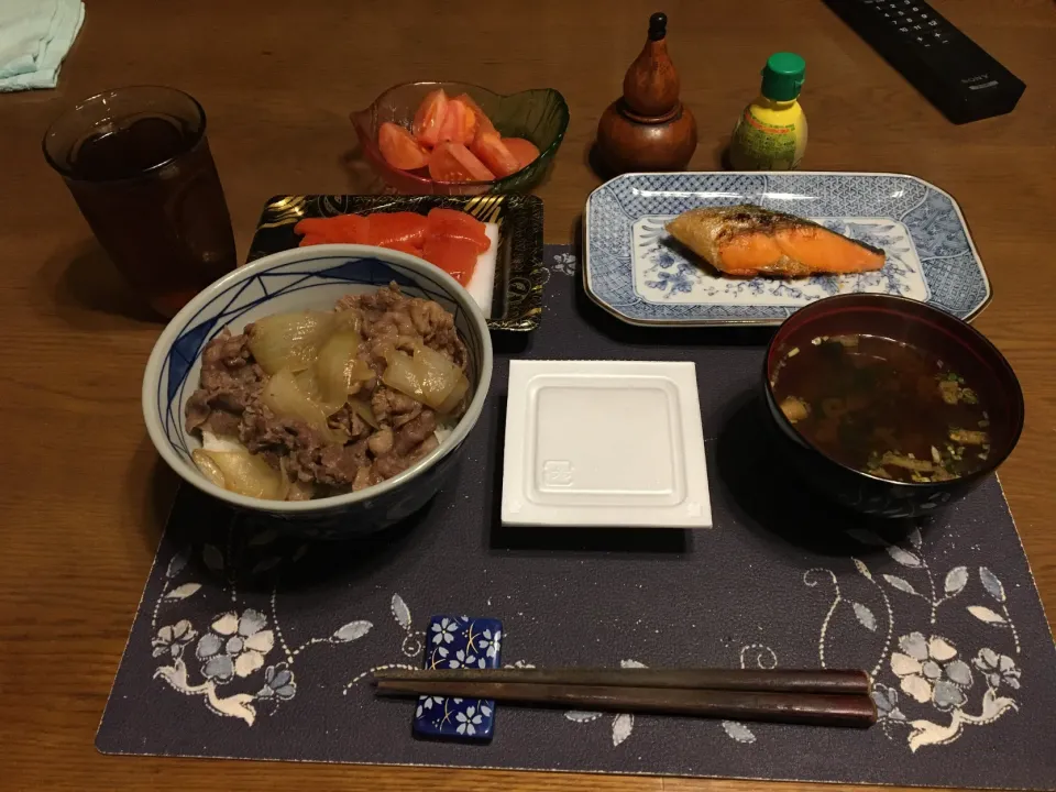 牛丼、銀鮭塩焼き、辛子明太子、納豆、トマト、味噌汁、六条麦茶(夕飯)|enarinさん