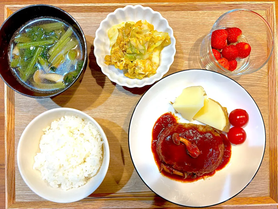 今日の夜ご飯(ハンバーグ、キャベツたまご炒め、小松菜スープ、いちご)|cocomikaさん