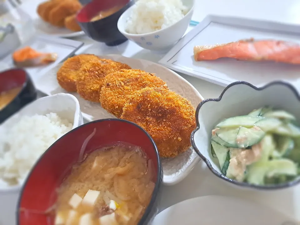 Snapdishの料理写真:夕食(*ˊ˘ˋ*)
牛肉コロッケ
焼き鮭
きゅうりとツナのマヨポンサラダ🥗
坦々風スープ(ひき肉、玉ねぎ、もやし、油揚げ、豆腐)|プリン☆さん