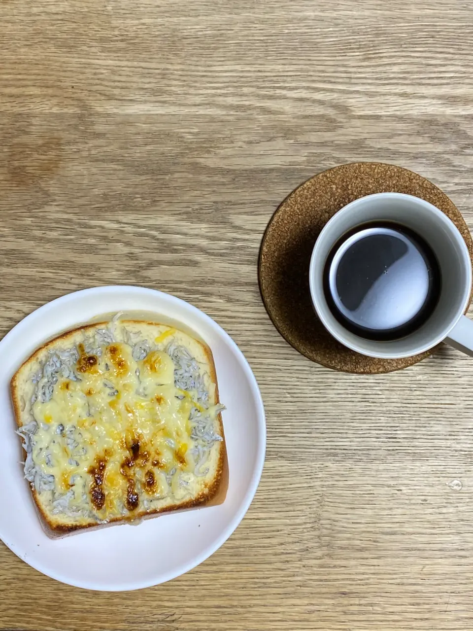 Snapdishの料理写真:余ったシラスとチーズでトースト|よっちゃそさん