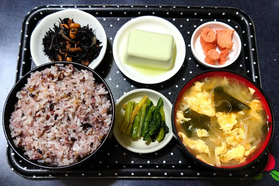 Snapdishの料理写真:今日の朝ごはん（十六穀ごはんに焼めんたい、わさび豆腐、ひじき煮、もやしと卵のみそ汁、野沢菜漬）|Mars＠釜飯作り研究中さん