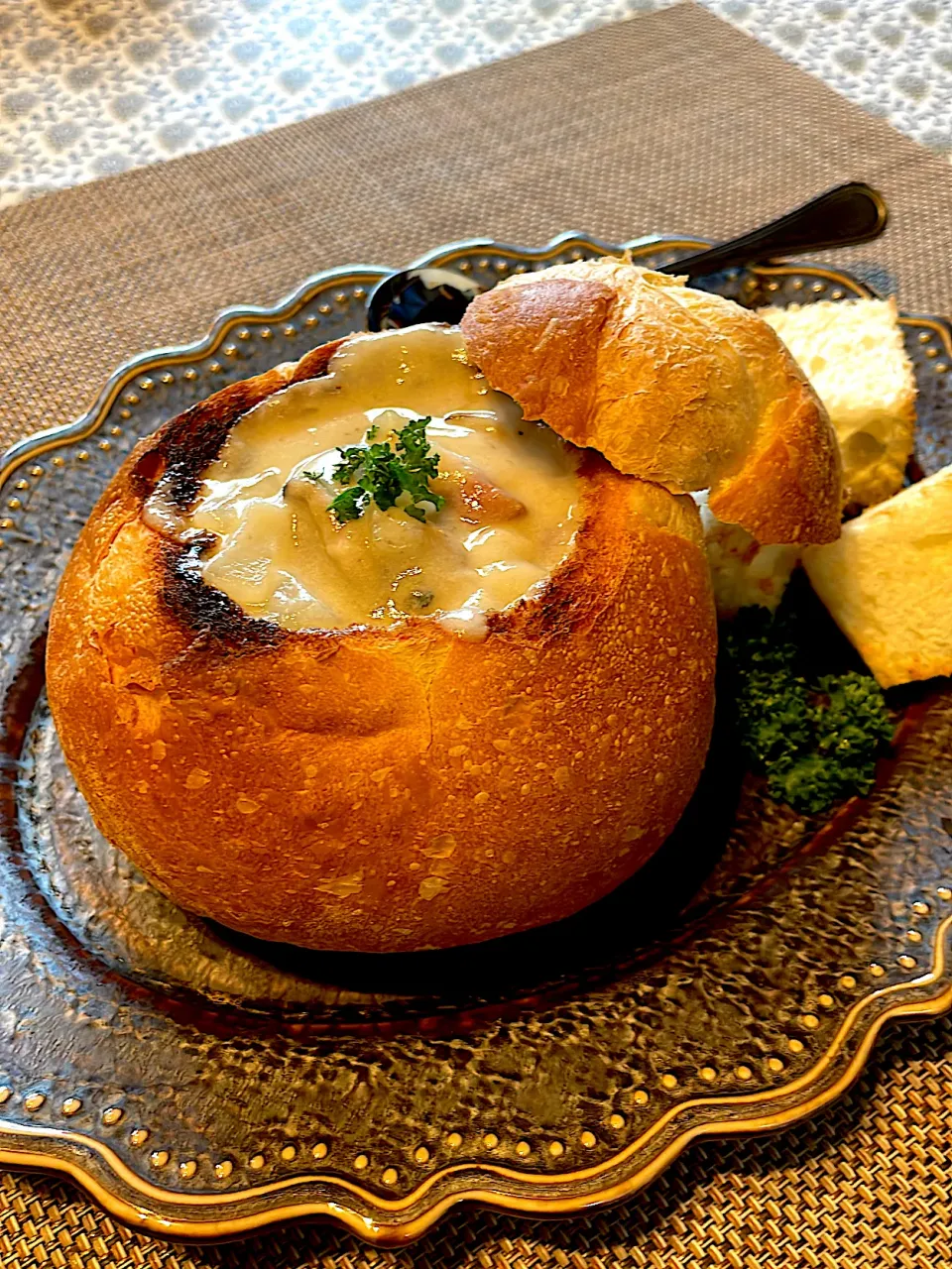 Snapdishの料理写真:Oyster Chowder In A Bread Bowl|reliさん