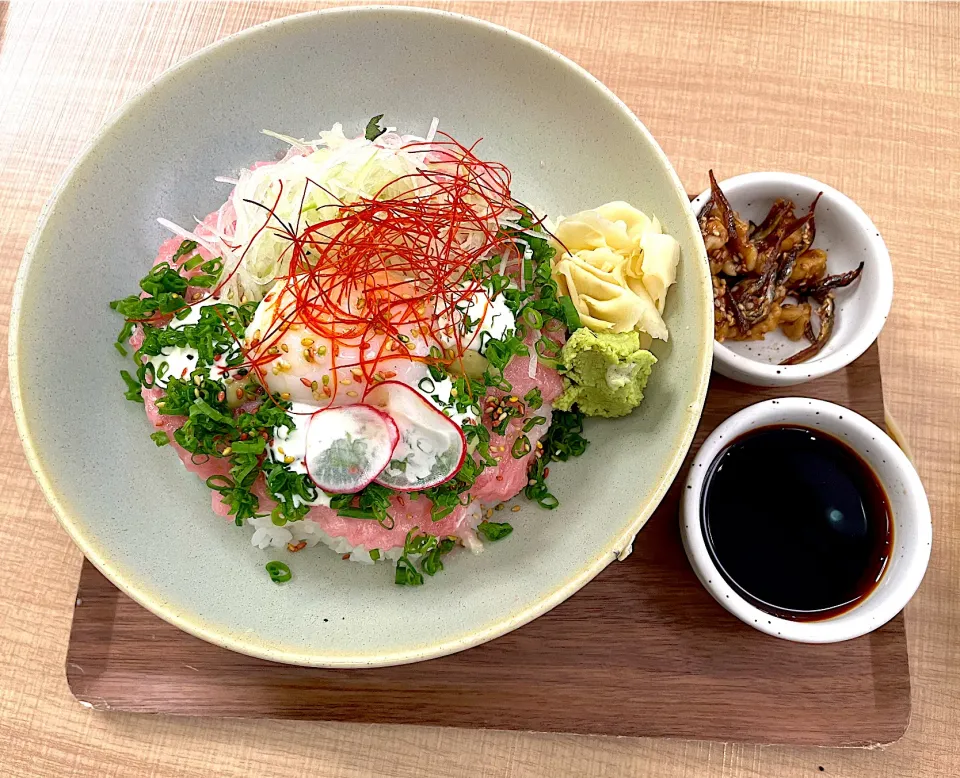 Tuna donburi, minced tuna, onsen tamago, spring onion, guacamole and wasabi mayo|skyblueさん