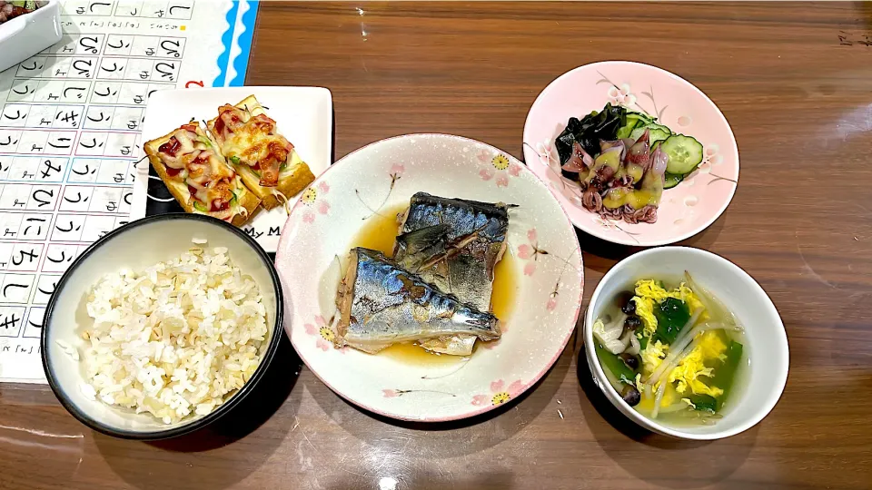 鯖の味噌煮　もやしとニラのかき玉中華スープ　ホタルイカの酢味噌和え　厚揚げのピザ風|おさむん17さん