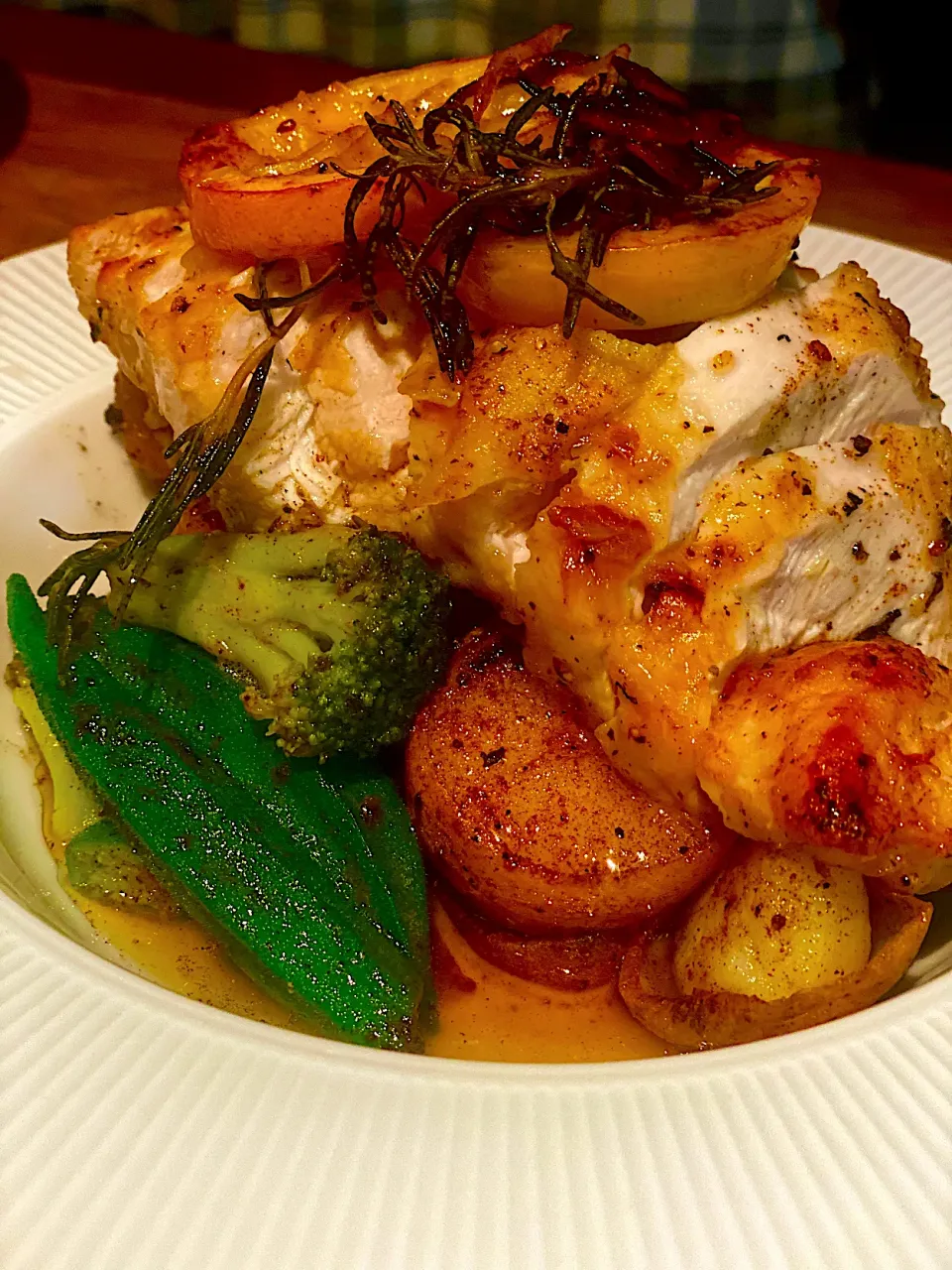 Snapdishの料理写真:Dinner ! Dinner ! 
Pan Fried Chicken with lemon & Rosemary with Roasted Vegetable’s and New Potatoes 🥔
#chicken #lemonrosemary
#homcooking 
#homemade 
#chefema|Emanuel Hayashiさん