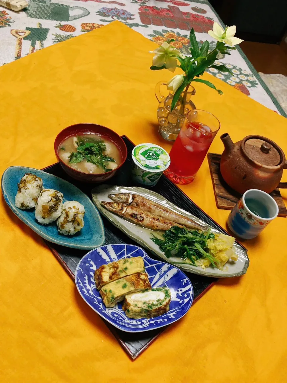 grandmaの晩ごはん☆ 今夜は高菜漬けのおにぎり
里芋団子のお味噌汁
焼きギスと野菜の煮物と玉子焼き…赤じそジュース🥤で頂きます|kaoriさん